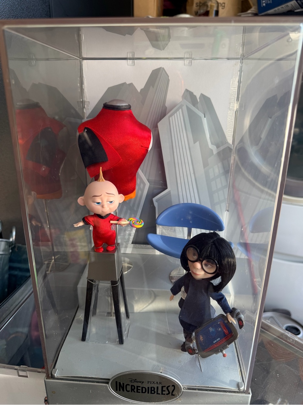 PIXAR ANIMATION STUDIOS SERIES
INCREDIBLES 2
EDNA MODE & JACK-JACK